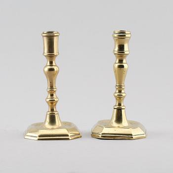 LJUSSTAKAR, 2 st, mässing, 1700-tal.