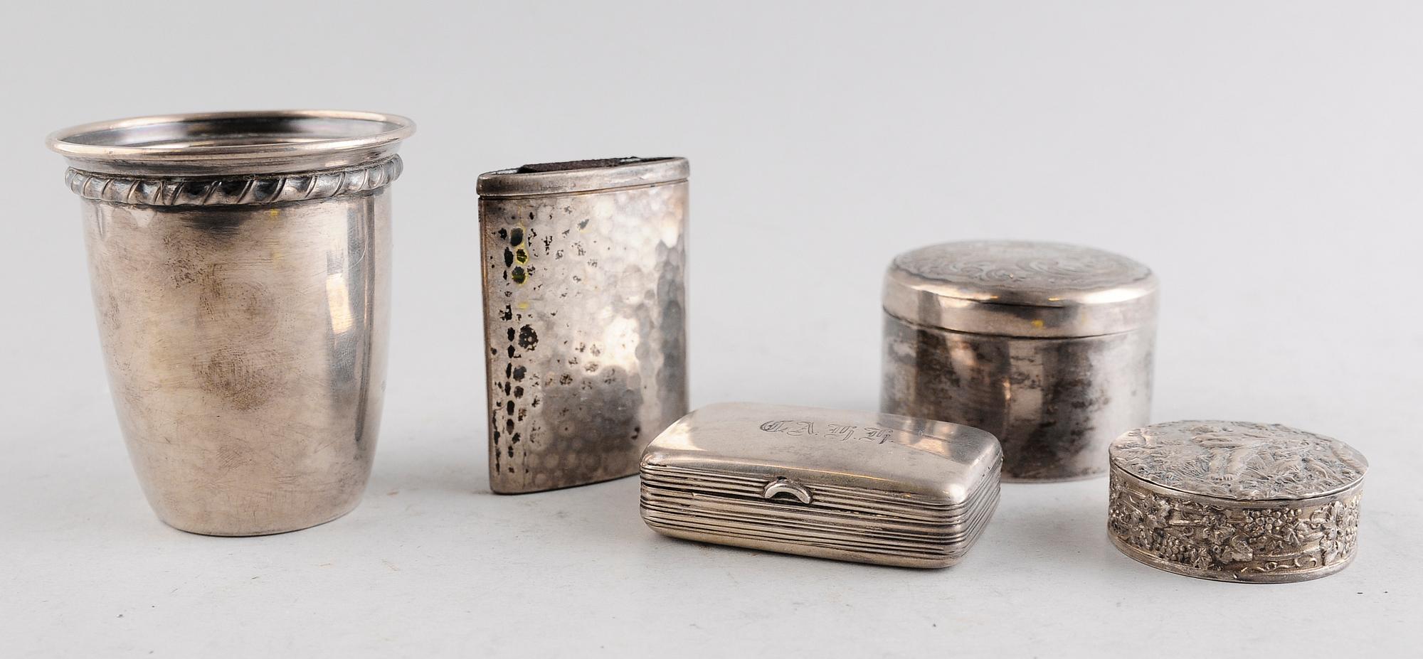 SAMLING SILVERFÖREMÅL, 5 del, bl a 2 dosor, 1879 och 1893. Total vikt ca 207 g.