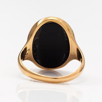 A signet ring, Wasastjerna family crest, 18K gold, sardonyx. Oskar Lindroos, Helsinki 1929.