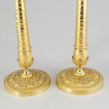 LJUSSTAKAR, ett par, förgylld brons, empire, 1800-talets första hälft.