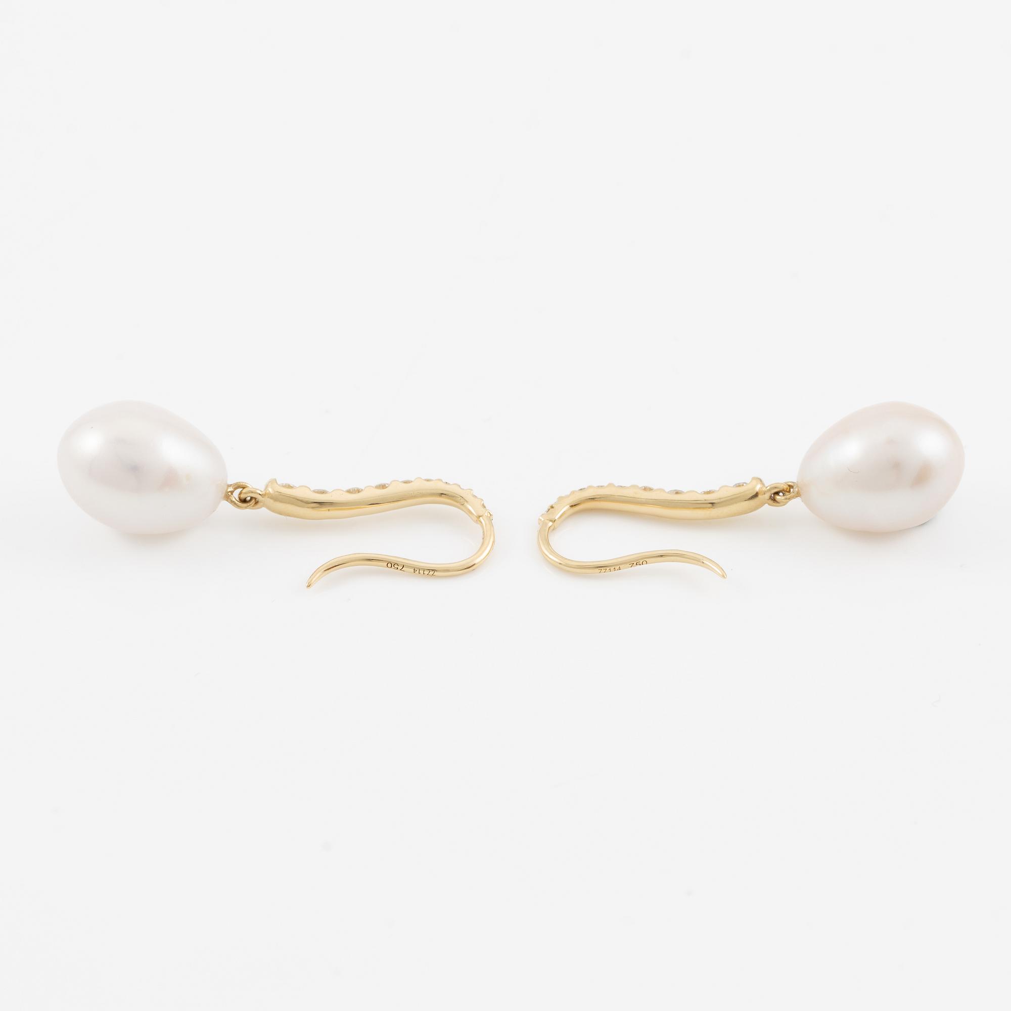 Örhängen 18K guld med pärlor och briljantslipade diamanter.