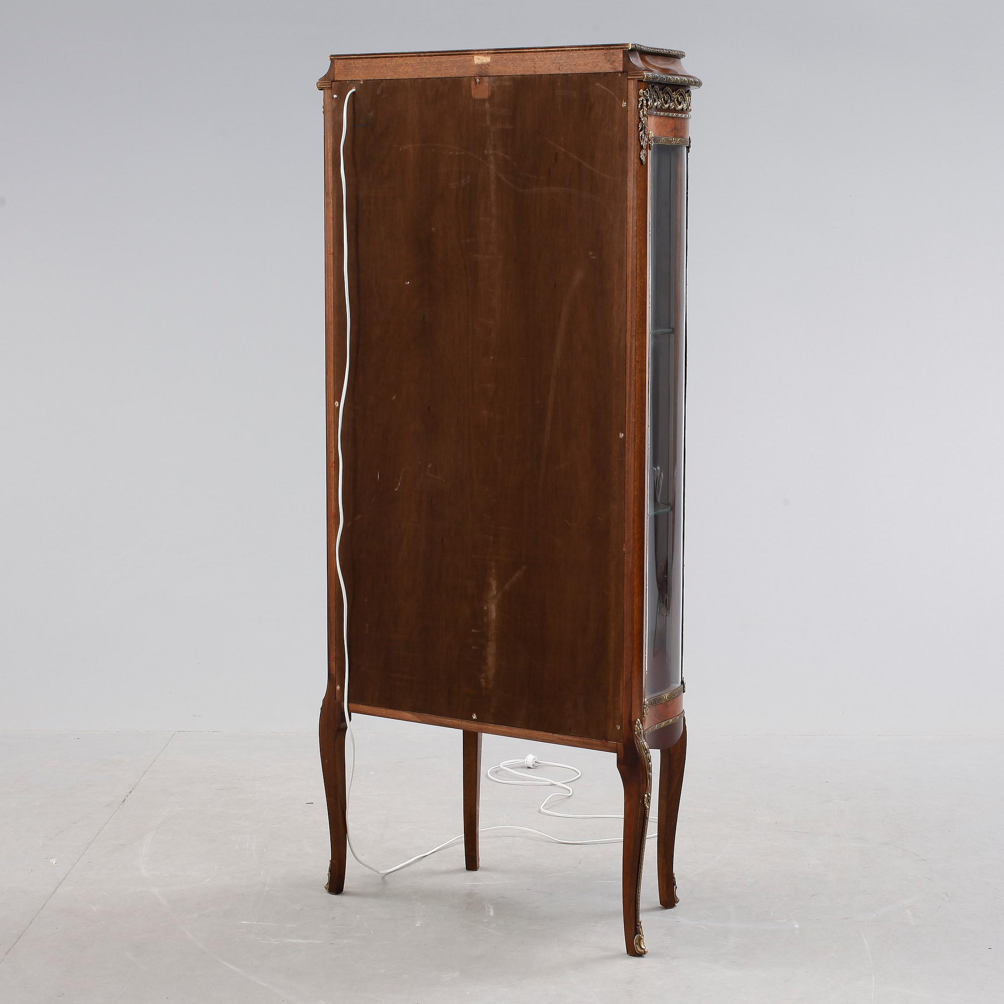 VITRINSKÅP, rokokostil, 1900-talets andra hälft.