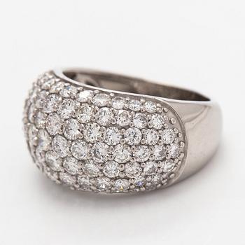 Ring, bombé, platina och briljantslipade diamanter.