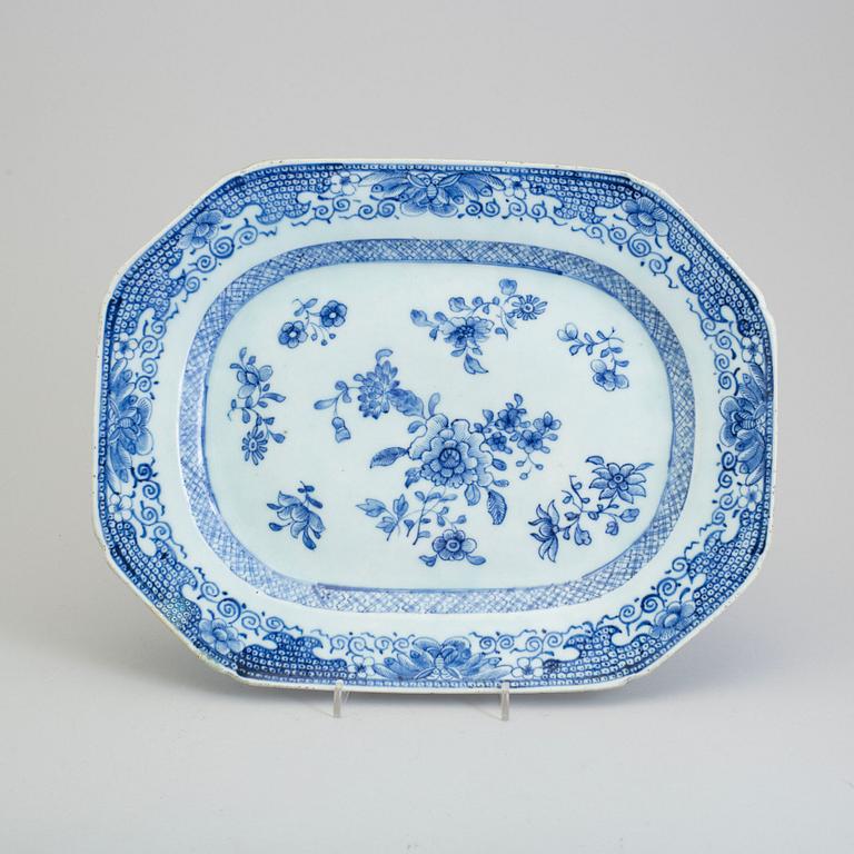 A blue and white serving dish, Qing dynasty, Qianlong (1736-95).
