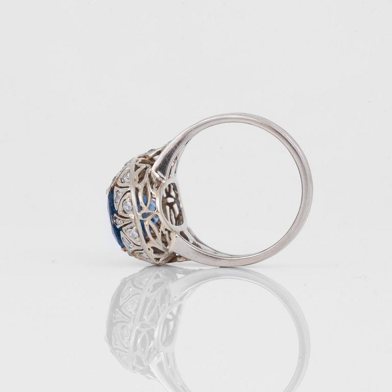 RING med diamanter samt Ceylonsafir ca 5.00 ct samt gammalslipade diamanter.
