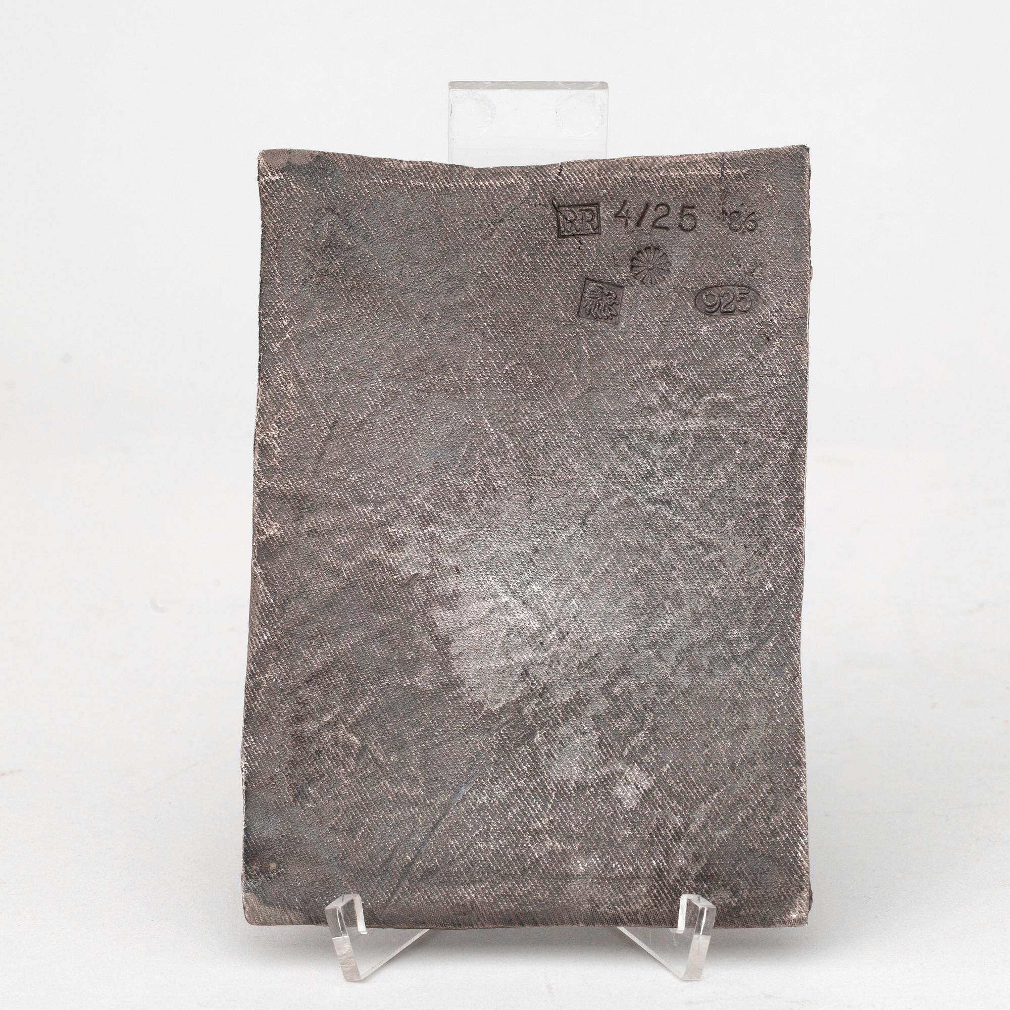 ROBERT RAUSCHENBERG, sign och dat -86 och numr 4/25. Multipel. Aluminium, screentryck, reliefpräglad silverplatta.