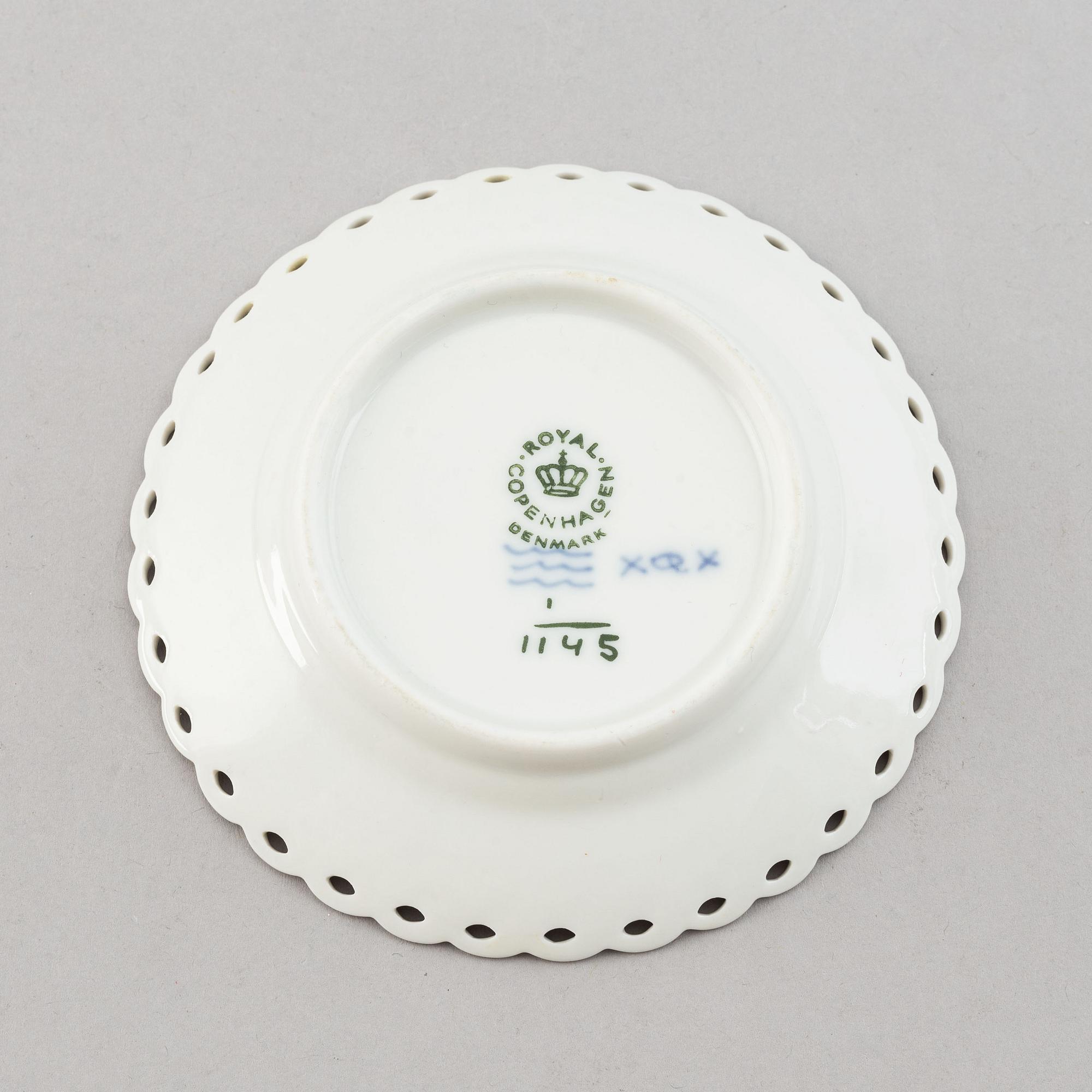 A mixed lot of Royal Copenhagen "Blue Fluted" porcelain 27 parts.