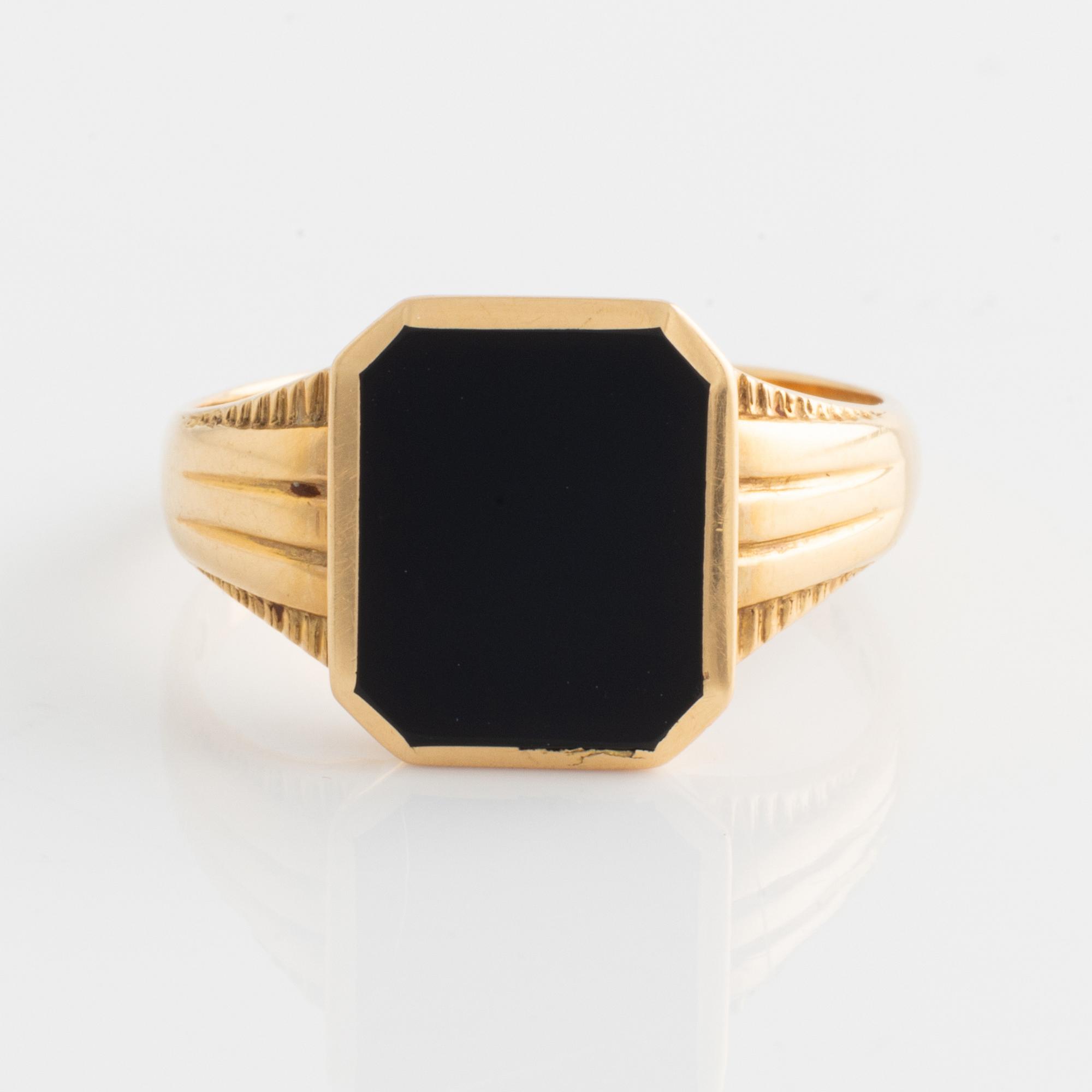 Ring, 18K guld med planslipad onyx.