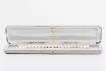 PÄRLCOLLIER odlade pärlor ca 7 mm lås i 18K vitguld m diamanter 8/8 samt 1 mindre odlad pärla ca 5 mm.