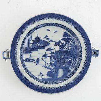 A serving dish, a hot water dish and two small dishes, 18th-19th century.