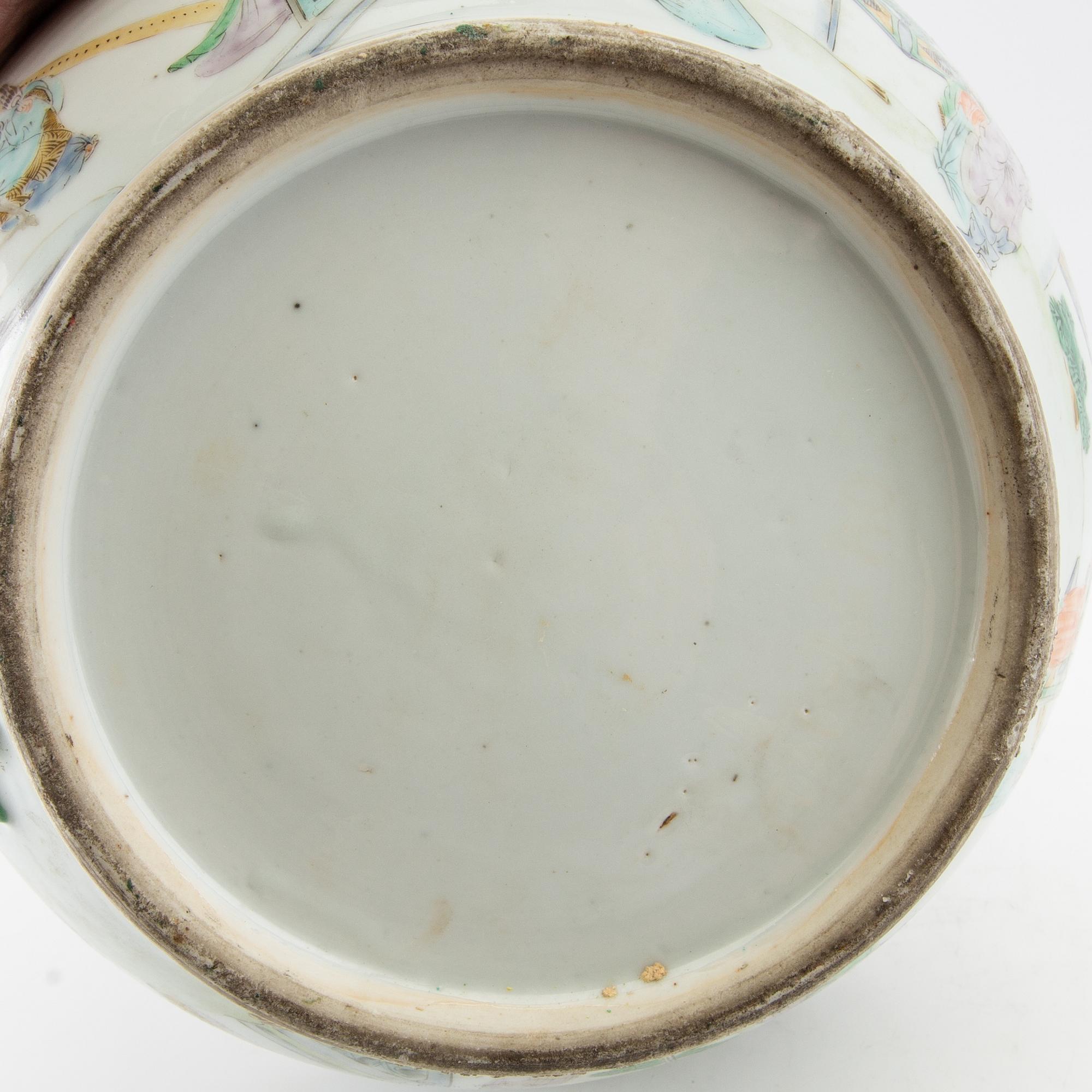 A Chinese chamber pot, 19th century.