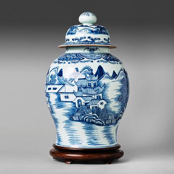 453. A large blue and white jar with cover, Qing dynasty, Jiaqing (1796-1820).