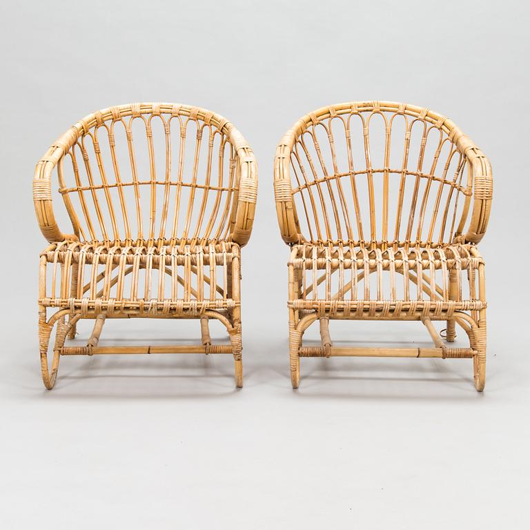 A pair of 1950/60s rattan lounge chairs.