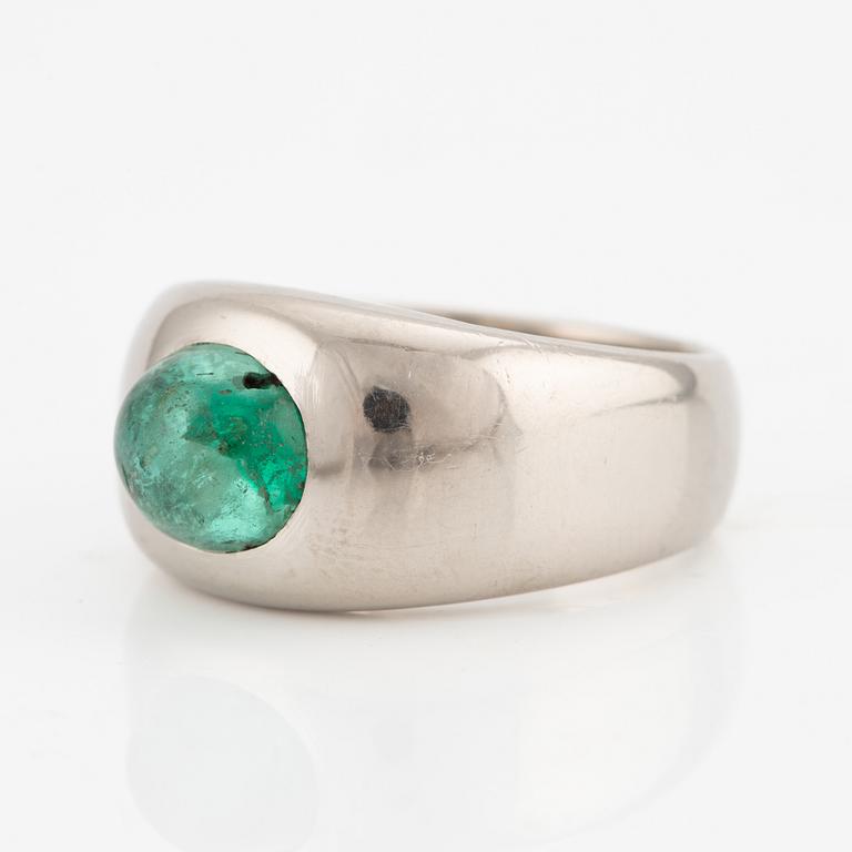 Ring in 18K white gold with a cabochon-cut emerald.