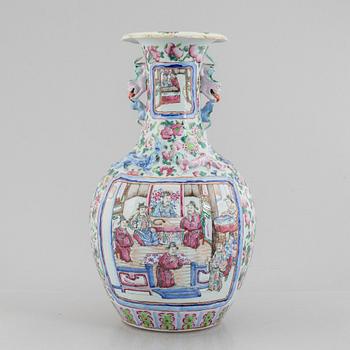 A porcelain vase, China, Qingdynasty, 19th century.