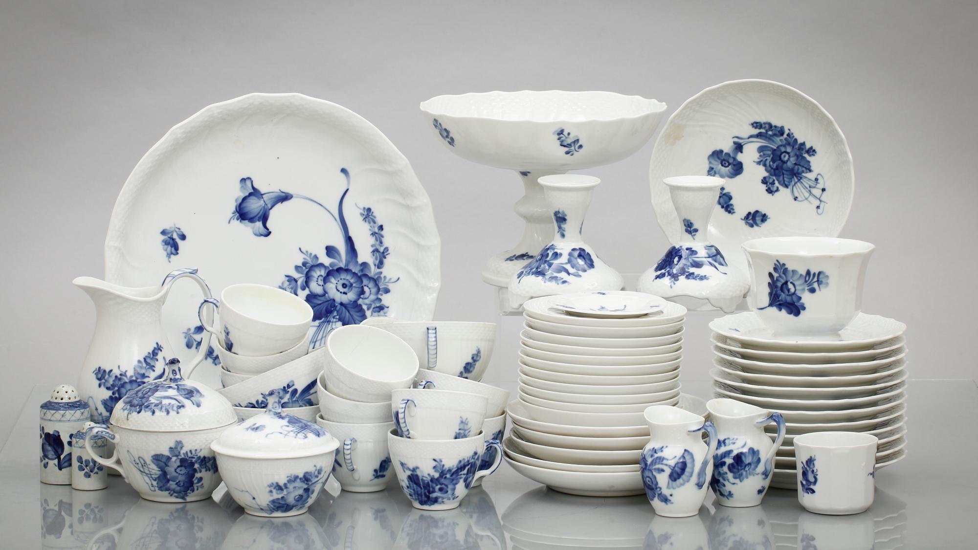SERVISDELAR, 40+2 delar, porslin, "Blå Blomst", Royal Copenhagen.