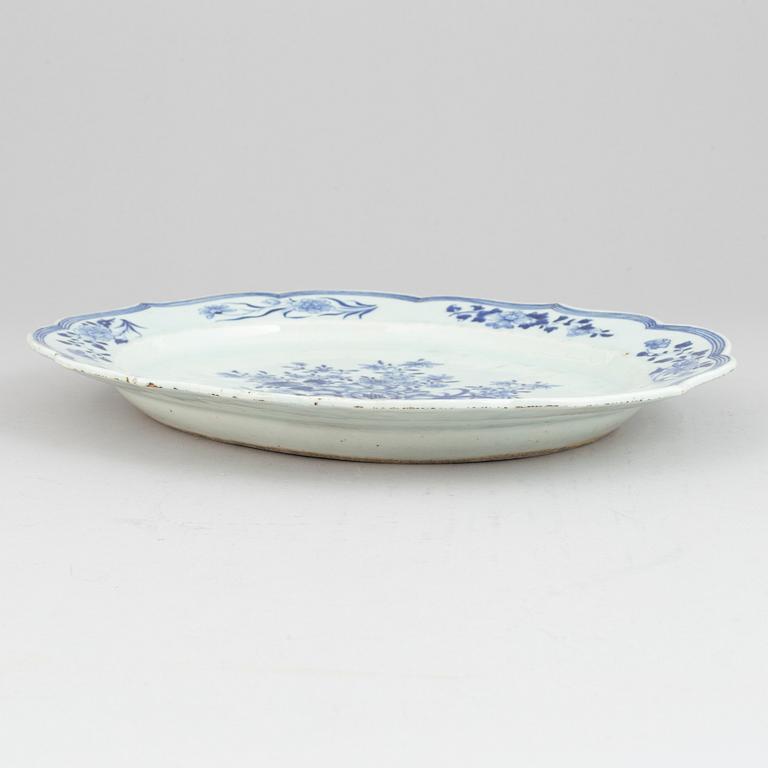 A Chinese blue and white porcelain european silver shaped export dish, Qing dynasty, Qianlong (1736-1795).