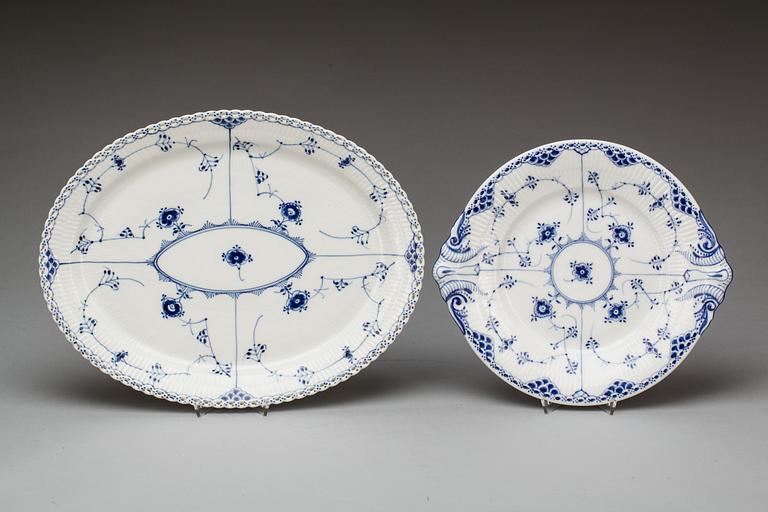 SERVERINGSFAT, 2 st. Porslin, "Musselmalet" Royal Copenhagen.