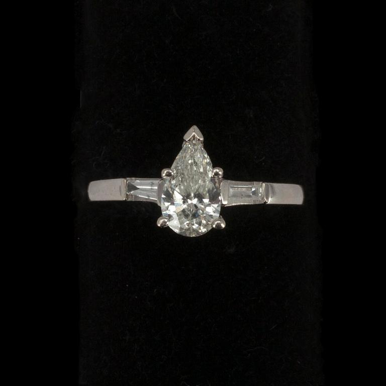 RING, 14 K vitguld. Droppslipad diamant ca 0.80 ct. Vikt 2,5 g.