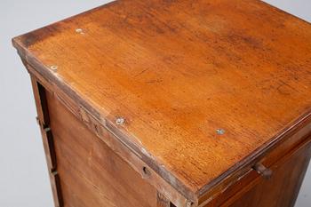 SÄNGBORD / NATTDUKSBORD, ett par, nyrenässans, 1800-talets slut.