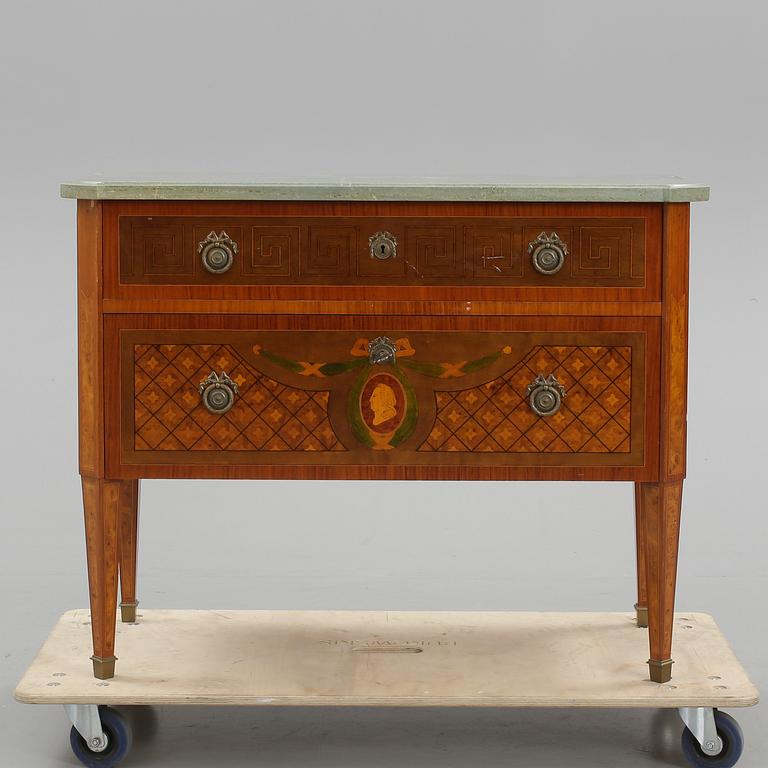 BYRÅ, gustaviansk stil, omkring 1900-talets mitt.