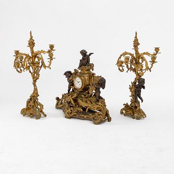 Bordsgarnityr med bordspendyl och ett par kandelabrar, Louis XV-stil, 1800-talets andra hälft.