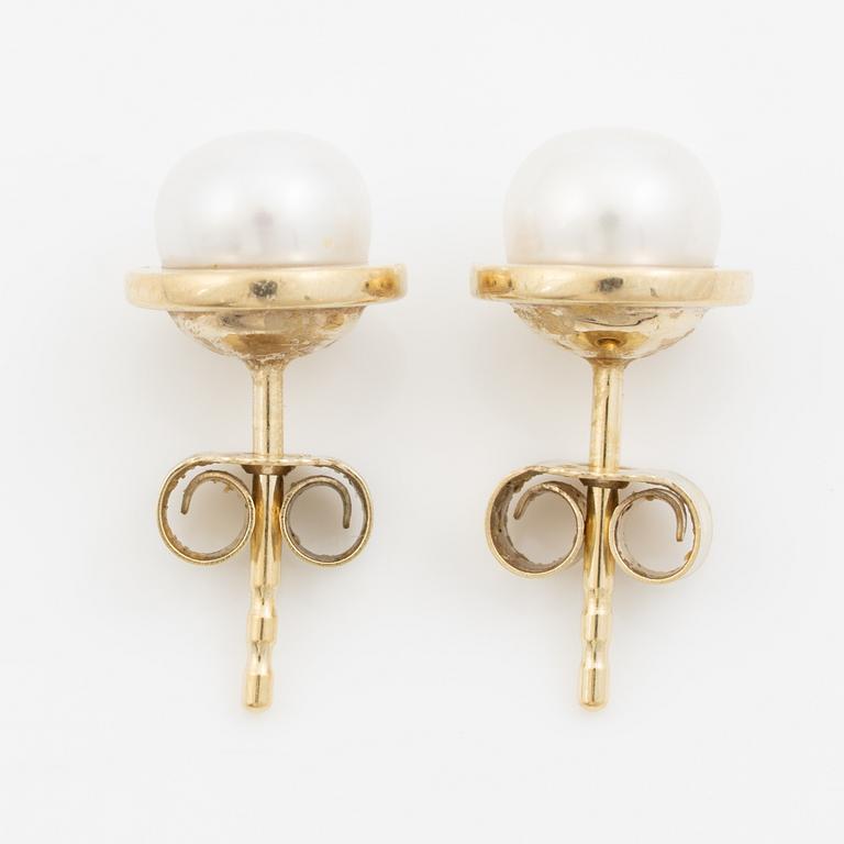 A pair of earrings in 18K gold with cultured pearls.