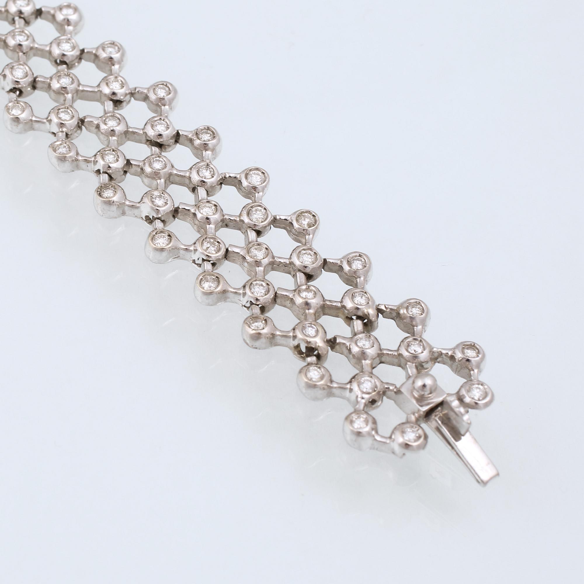 ARMBAND, 18K vitguld med briljantslipade diamanter ca 3.00 ct. Vikt 25,4 gram.