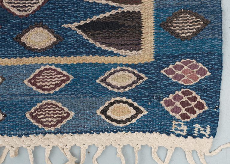 CARPET. "Snäckorna". Tapestry weave (gobelängteknik). 304,5 x 204,5 cm. Signed AB MMF BN.