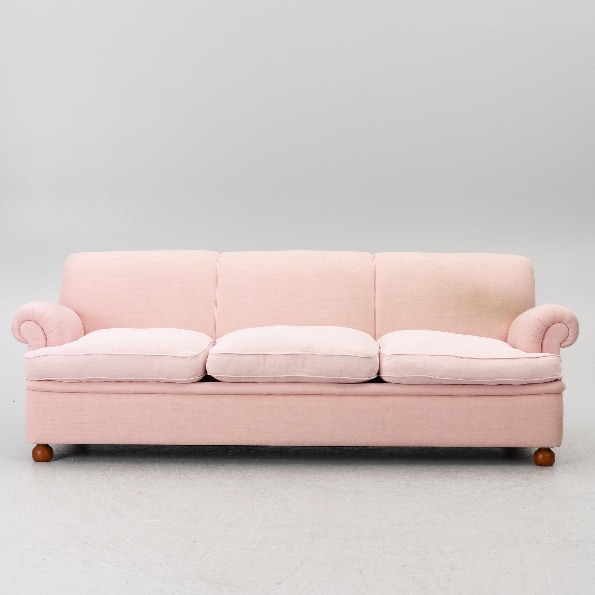 Josef Frank, a model 703 sofa, Firma Svenskt Tenn, ca. 2018.