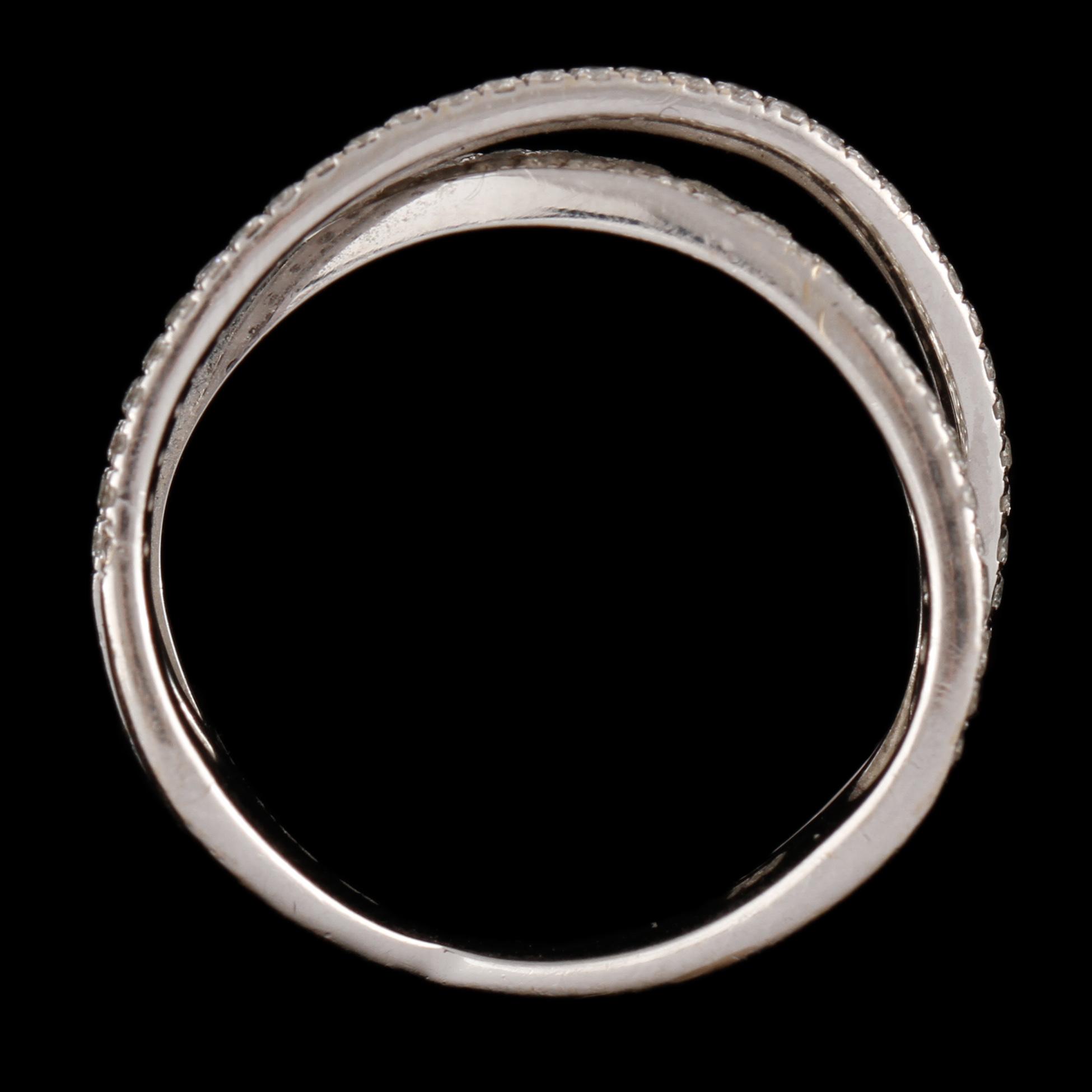RING, 18k vitguld med små briljantslipade diamanter, totalt 1.0 ct, 2000-tal. Vikt 7 g.