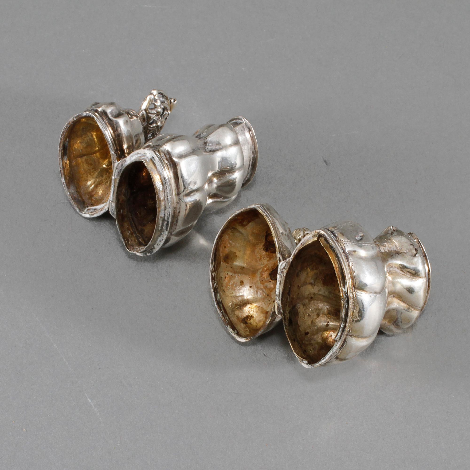 LUKTDOSOR, ett par snarlika, silver, rokoko, 1700-tal, vikt 48 g.