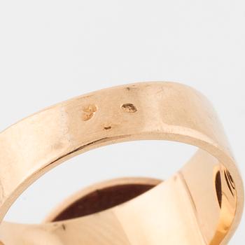 RING, med fasettslipad rosa sten.