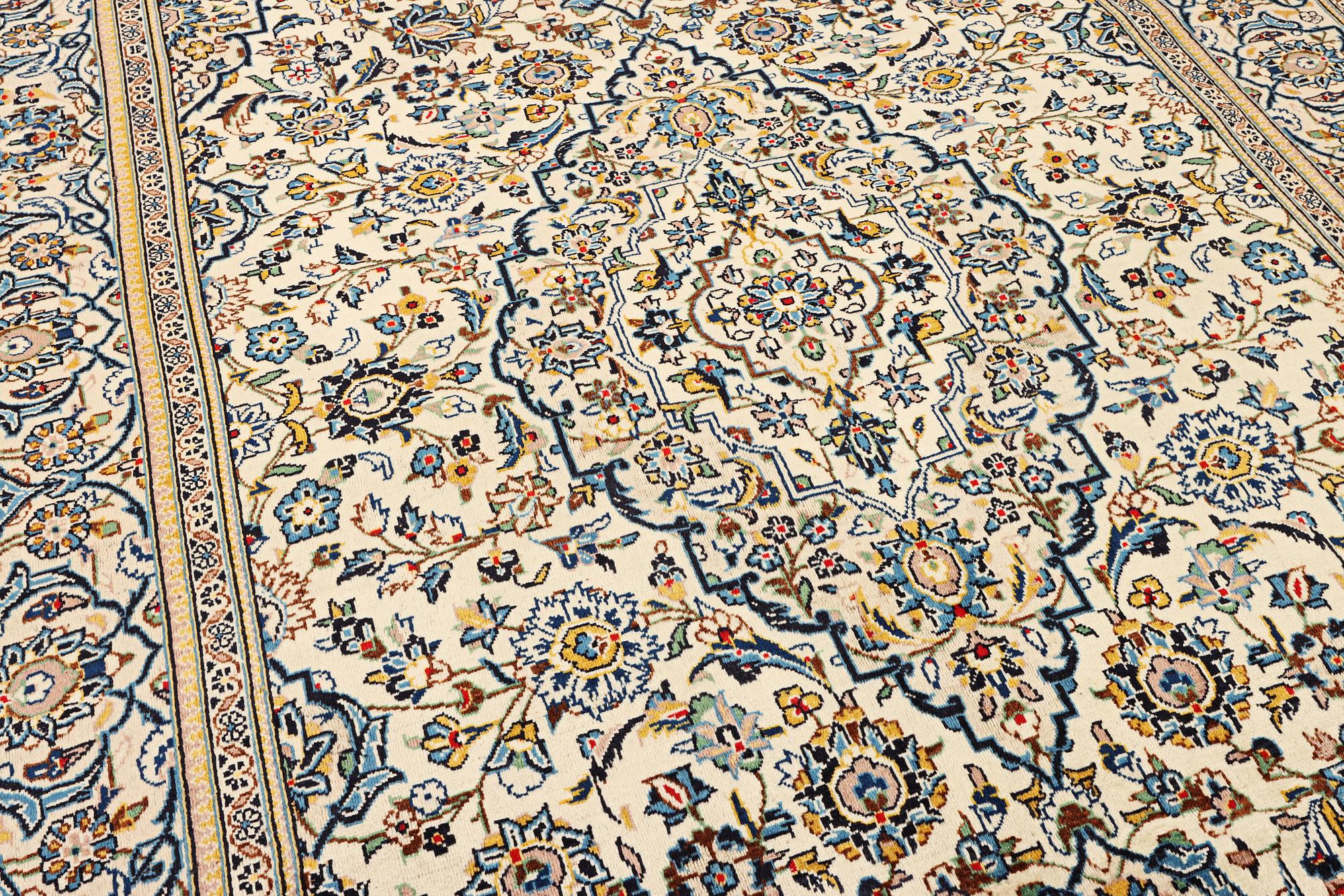 A Kashan carpet, c. 316 x 196 cm.