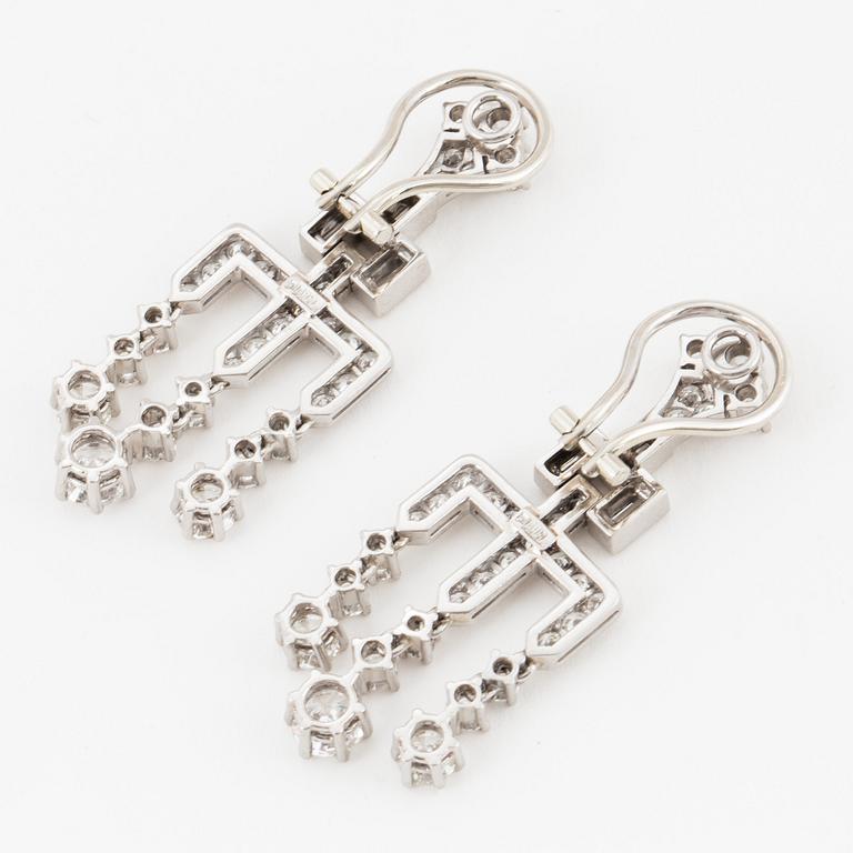 Ett par örhängen med runda briljant- och baguetteslipade diamanter.