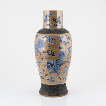 A porcelain floor vase, China, beginning of the 20th century.