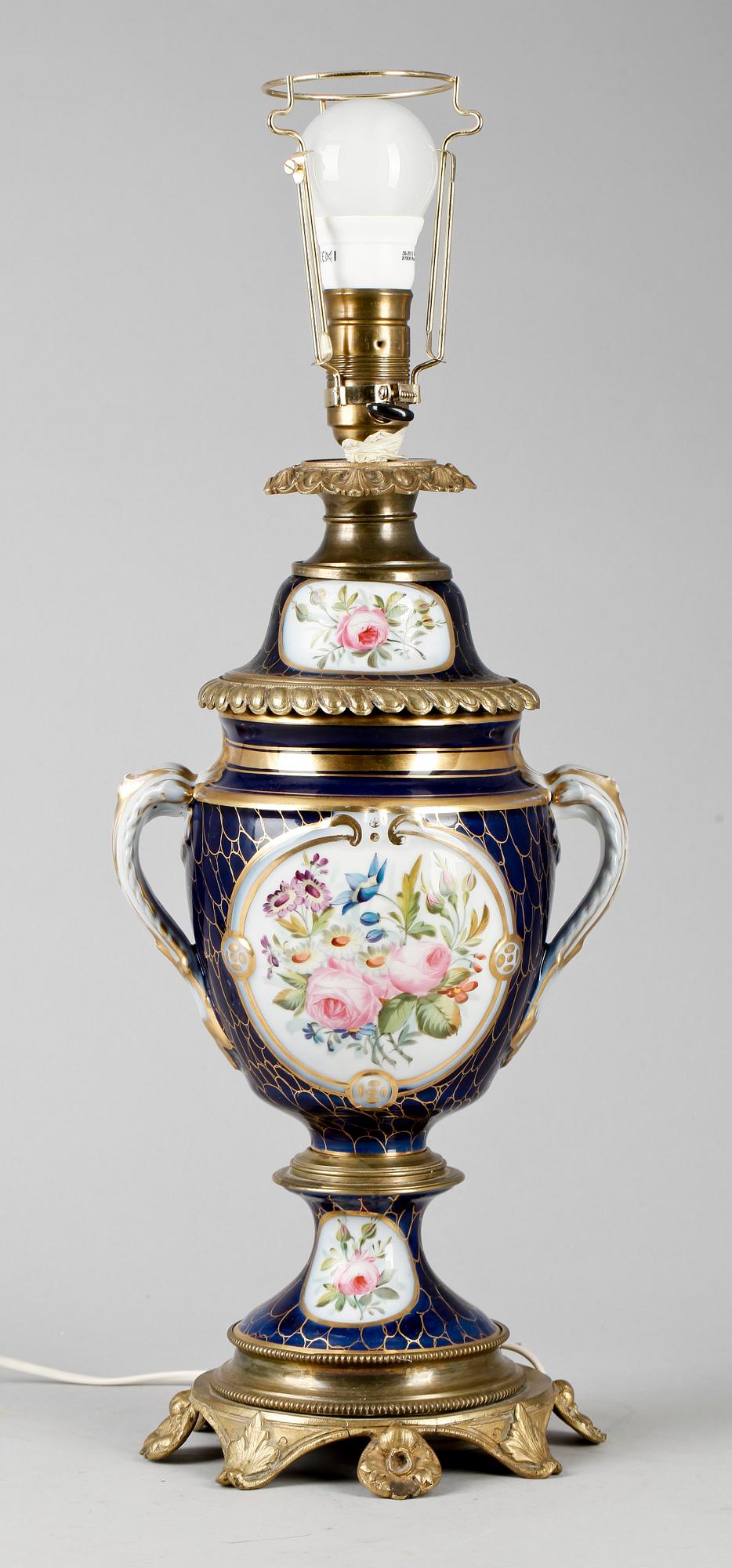 BORDSLAMPA, mässing och porslin, 1800-talets slut.
