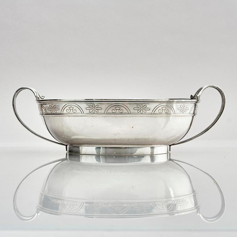 W.A. Bolin, oval skål med hänklar, silver. Stockholm 1931.
