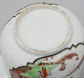 TALLRIKAR, ett par, samt skål, kompaniporslin. Qianlong (1736-1795).