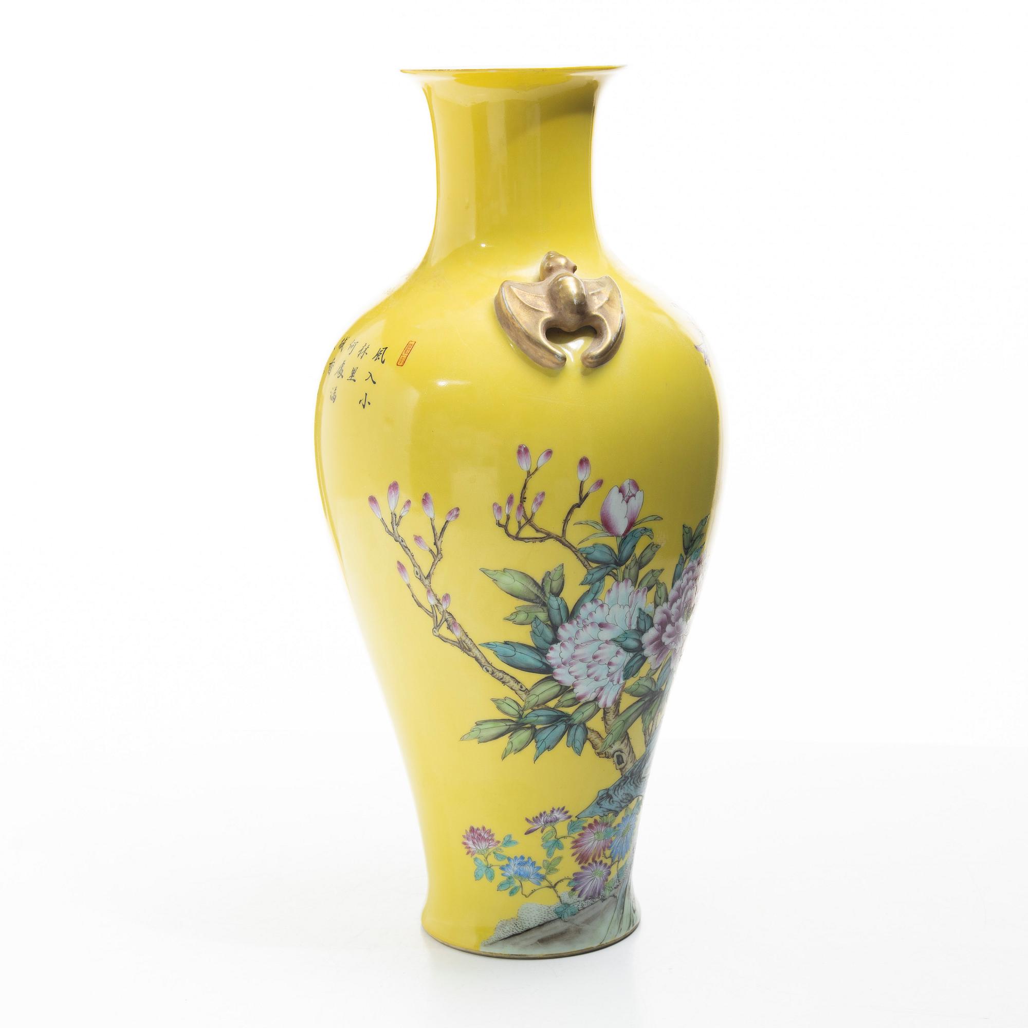 A Chinese porcelain vase, later part of the 20th century.