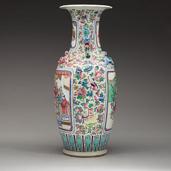 A large ground famille rose vase, late Qing dynasty (1662-1912).