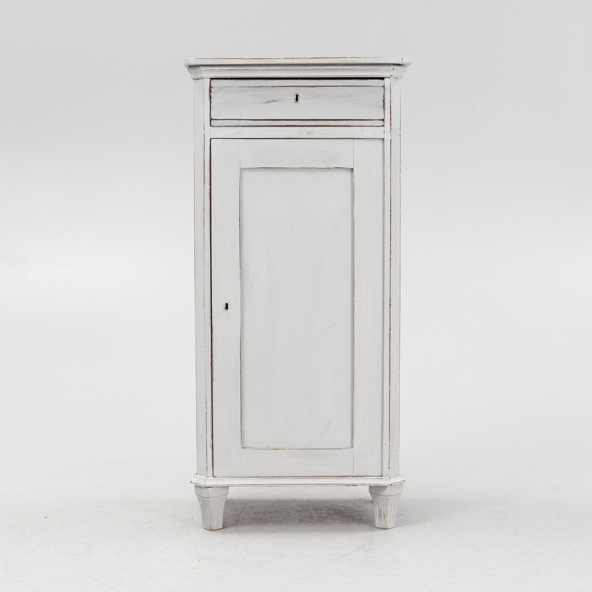 Skåp, omkring år 1900.