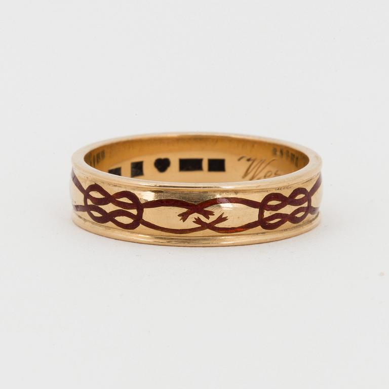 18K gold and enamel ring.