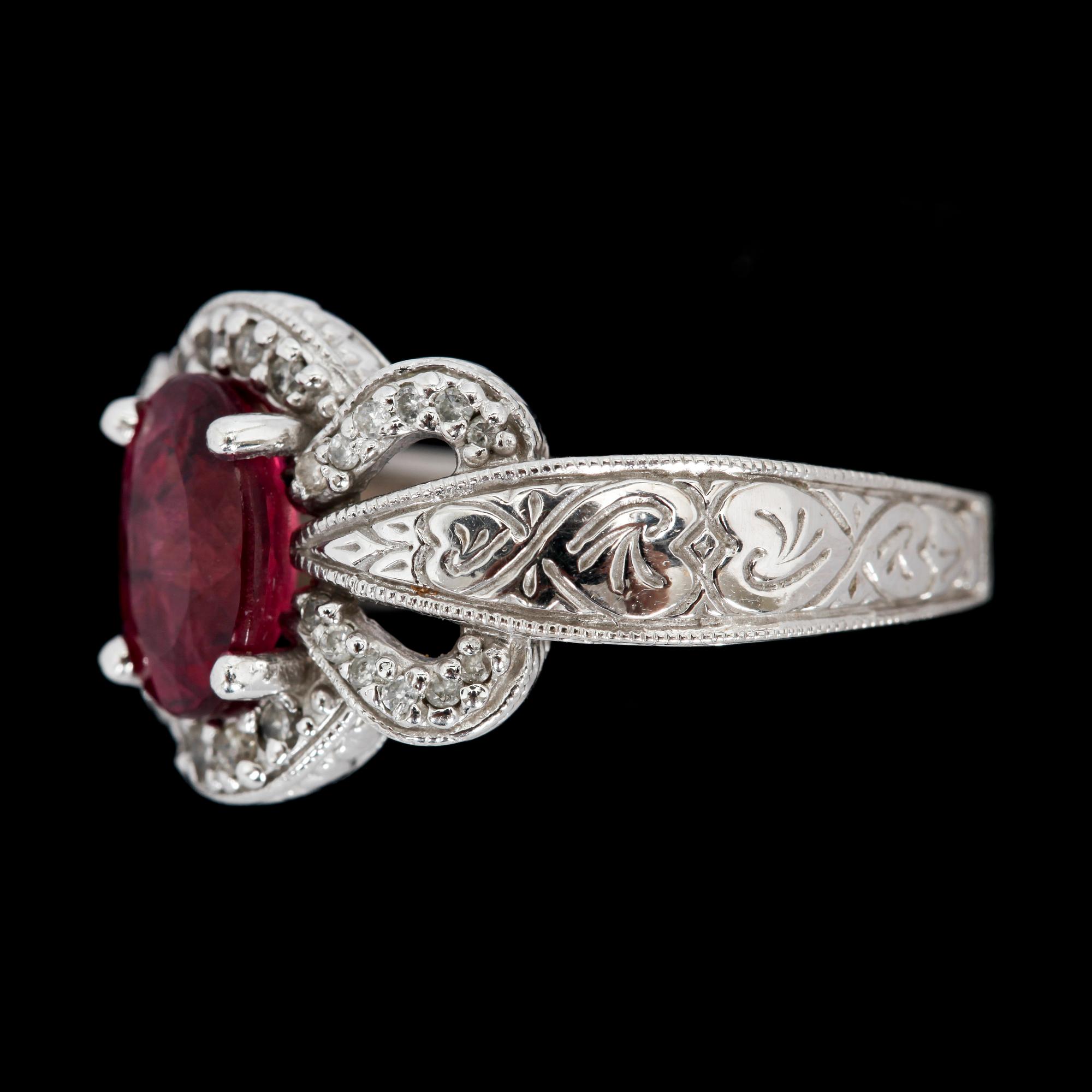 RING, 14k vitguld med små diamanter och röd Topaz. Vikt 6,7 g.