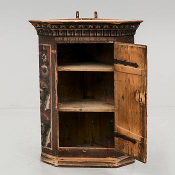 HÖRNHÄNGSKÅP, Dalarna, daterad 1804.