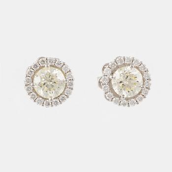 A pair of earrings in 18K white gold with round brilliant-cut diamonds.