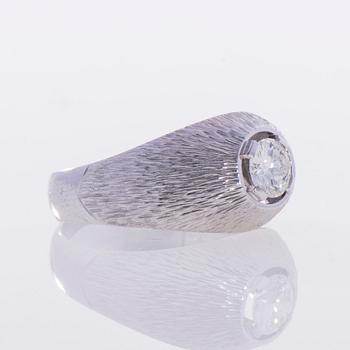 RING, 18K vitguld, briljantslipad diamant. Olof Sjöblom, Helsingfors 1974. Vikt ca 4,1 g.