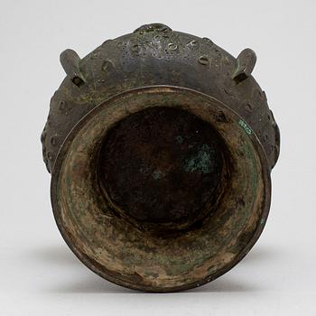 A Chinese bronze jar, 20th century.