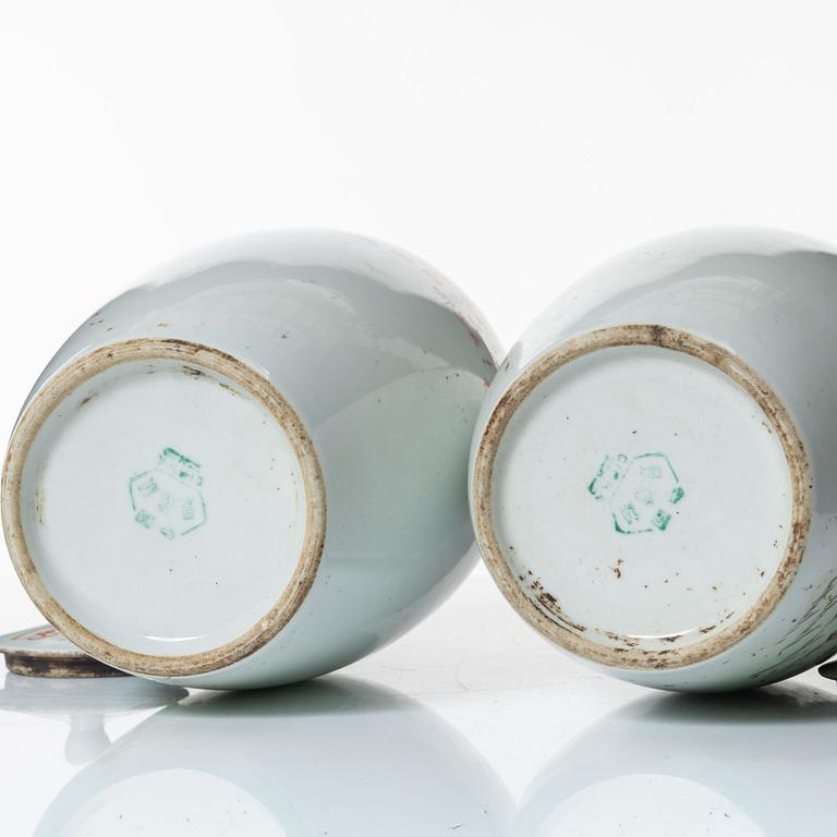 A pair of Chinese porcelain urns with covers, second part of the 20th century.