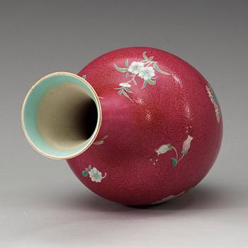 A pink sgraffitto vase, late Qing dynasty/early Republic. Seal mark to base.